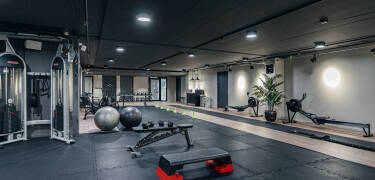 Unna dig ett träningspass i hotellets gym och en rogivande bastu.