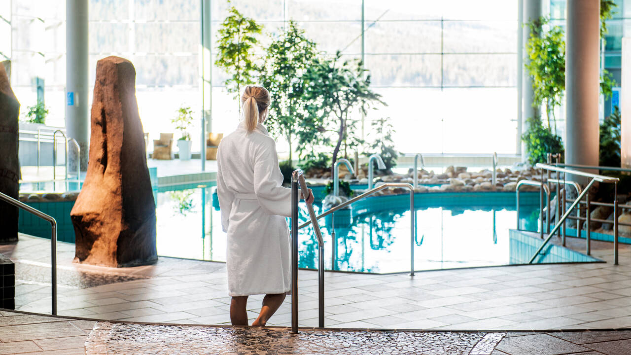 Spaområdet byder på mere end bare afslapning – svøm, nyd saunaerne, eller book massage og behandlinger.