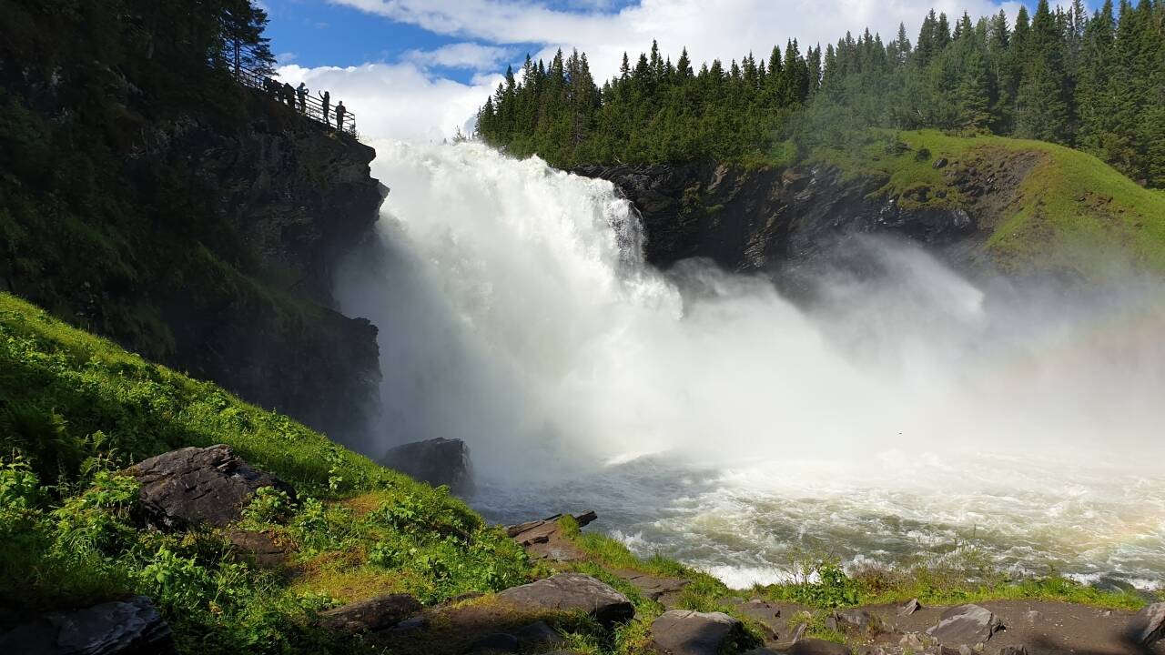 Tännforsen, en av Sveriges största vattenfall, ligger cirka 20 minuter från Åre.