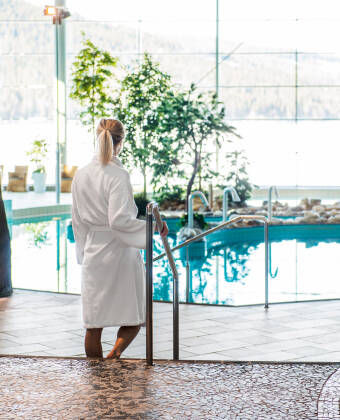 Velværeområdet byr på mer enn bare avslapning – her kan du svømme, nyte badstue eller bestille massasje og behandlinger.