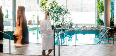 Velværeområdet byr på mer enn bare avslapning – her kan du svømme, nyte badstue eller bestille massasje og behandlinger.