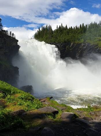 Tännforsen, en av Sveriges största vattenfall, ligger cirka 20 minuter från Åre.
