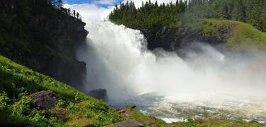 Tännforsen, et av Sveriges største fossefall, ligger ca. 20 minutter fra Åre.