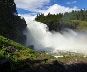Tännforsen, et af Sveriges største vandfald, ligger kun ca. 20 minutter fra Åre.