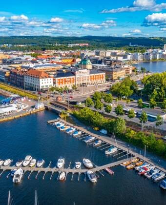 Das Hotel ist nicht weit von der größten Stadt der Region entfernt, dem immer charmanten Jönköping, das eine Fülle von Möglichkeiten bietet.