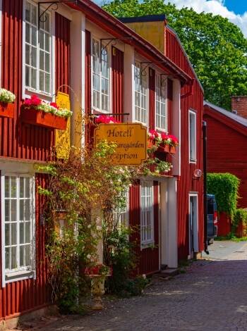 Kör en bit ut i det småländska höglandet och utforska till exempel den gamla skol- och regementsstaden Eksjö.