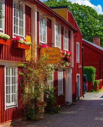 Machen Sie einen Ausflug in das Hochland von Småland und erkunden Sie die Möglichkeiten der alten schönen Schul- und Regimentsstadt Eksjö.