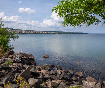 Hotellet ligger sentralt i Huskvarna, like ved Vättern.