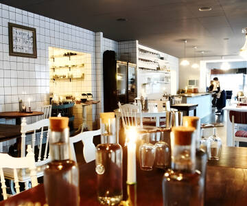 Das hoteleigene Restaurant, das Restaurant KaKel, serviert exquisite Gerichte in einer warmen, schönen Atmosphäre.