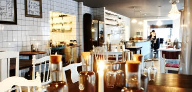 På hotellets egen restaurant, Restaurant KAKel, serverer kjøkkenet utsøkt mat i et lunt og hyggelig miljø.