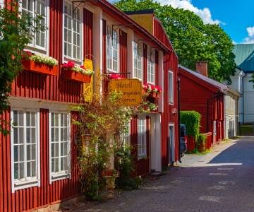 Machen Sie einen Ausflug in das Hochland von Småland und erkunden Sie die Möglichkeiten der alten schönen Schul- und Regimentsstadt Eksjö.