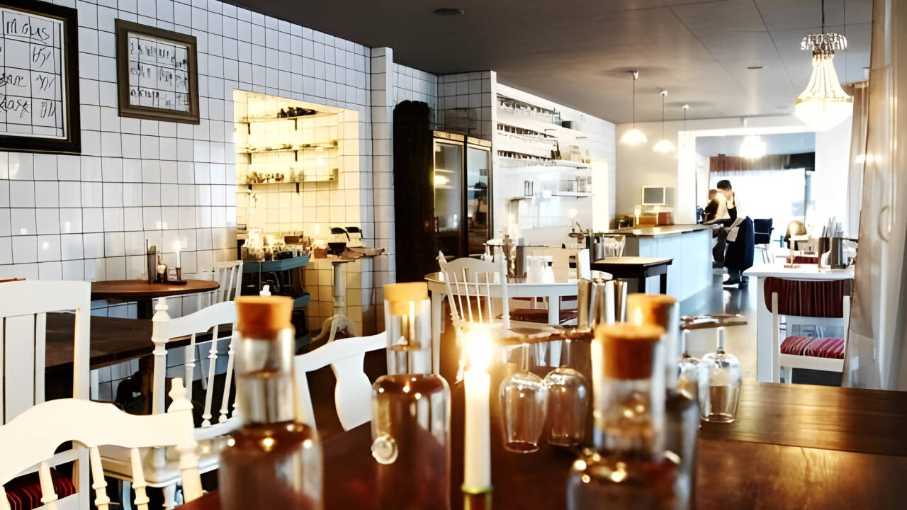 The hotel's own restaurant, Restaurant KAKel, serves exquisite cuisine in a cosy and warm atmosphere.