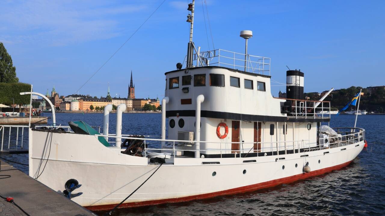 Take the ferry over to Visingsö, where the Brahe family ruled for a long time. Here you can see the old fortress ruins.