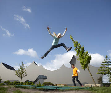 Här erbjuds ni kort avstånd och rabatterat biljettpris till upplevelseparken Universe.