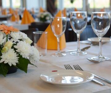 Nyt mye god mat i restauranten, som serverer klassiske danske retter, med en vennlig og glad service.