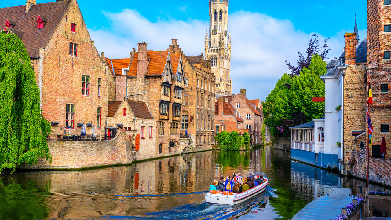 Kør en tur til den smukke hovedby i Vestflandern, Brugge, og udforsk det UNESCO-listede centrum.