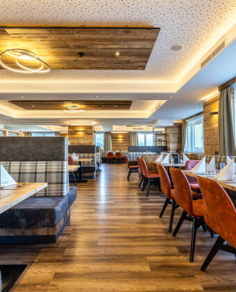 Nyd et dejligt aftenmåltid i hotellets sjælfulde og familievenlige restaurant.