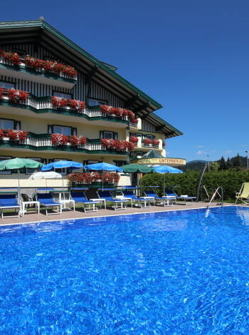 Njut av en härlig middag i hotellets trevliga och familjevänliga restaurang.