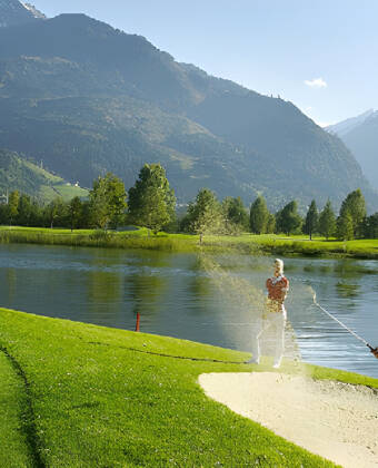 Åk på en utflykt till den härliga semesterstaden Zell am See med golf, kultur och helt fantastisk natur.