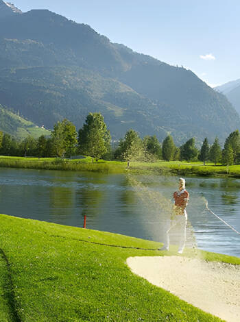 Åk på en utflykt till den härliga semesterstaden Zell am See med golf, kultur och helt fantastisk natur.