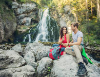 Erleben Sie den schönen Gollinger Wasserfall mit einer Fallhöhe von 75 Metern im Tal.
