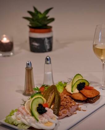 Dejligt smørrebrød står klar til jer i køleskabet på ankomstdagen