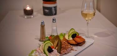 Dejligt smørrebrød står klar til jer i køleskabet på ankomstdagen