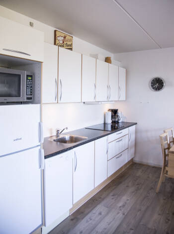Lägenheterna är moderna och välutrustade med eget kök där ni har här möjlighet att laga er egen mat.