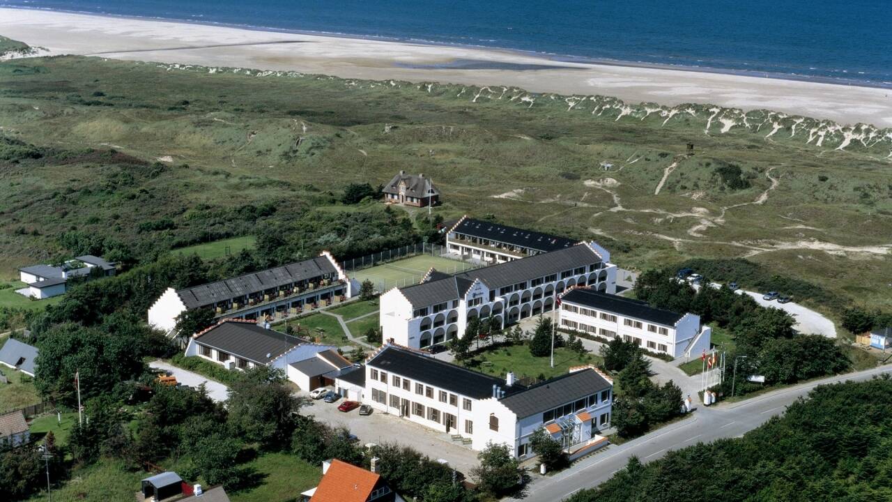 Hotellet ligger i naturskjønne omgivelser kun 200 meter fra Vesterhavet og stranden.