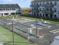 På hotellet kan du delta i mange aktiviteter som tennis og minigolf.