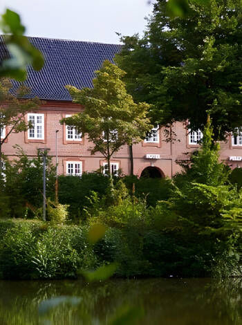 Hotel Pelli Hof Rendsburg är beläget i den trevliga staden Rendsburg, som är mest känd för sin gamla järnvägsbro.