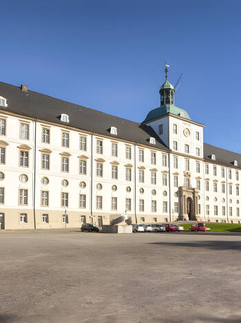 Besök Gottorp Slott med de vackra barockträdgårdarna och tre konstmuseum: landsmuseum för konst, kulturhistoriska och arkeologiska museet.