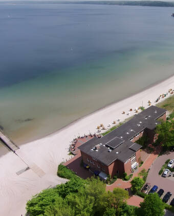 Den hyggelige kurby Eckernförde ligger ikke langt fra hotellet og her kan I slappe af ved byens smukke strand.