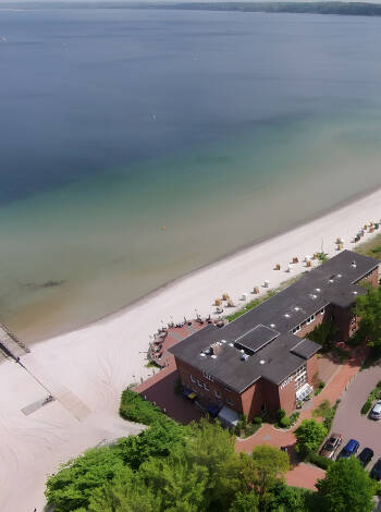 Den mysiga kurorten Eckernförde ligger inte långt från hotellet och här kan ni slappna av på stadens vackra strand.