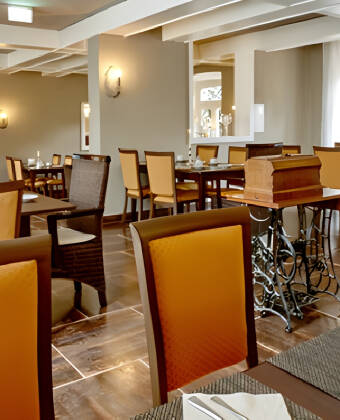 Nyd Jeres morgenmad i hotellets restaurant, der er indrettet med fine, antikke møbler.