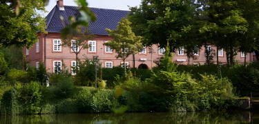 Das Hotel Pelli Hof Rendsburg befindet sich in Rendsburg, eine bezaubernde kleine Stadt, die vor allem für ihre historische Eisenbahnbrücke bekannt ist.