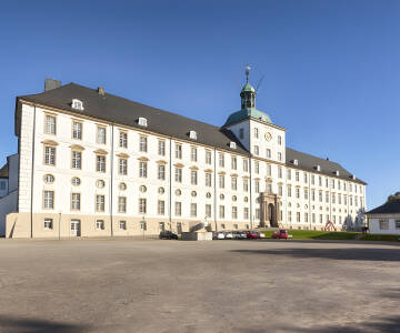 Besök Gottorp Slott med de vackra barockträdgårdarna och tre konstmuseum: landsmuseum för konst, kulturhistoriska och arkeologiska museet.