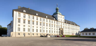 Besøk Gottorp Slot med sine flotte barokkhager og tre kunstmuseer; landsmuseum for kunst, kulturhistorie og arkeologi.