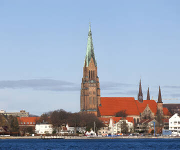 Ta en tur til den hyggelige byen Slesvig, hvor dere bl.a. bør se nærmere på byens flotte katedral.