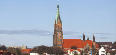 Machen Sie einen Ausflug ins schöne Schleswig und besuchen Sie den beeindruckenden Schleswiger Dom.