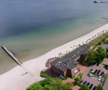 Die gemütliche Kurstadt Eckernförde ist nicht weit vom Hotel entfernt. Hier kann man am schönen Stadtstrand entspannen.