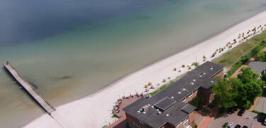 Den hyggelige spa-byen Eckernförde ligger ikke langt unna hotellet og her kan dere slappe av ved byens vakre strand.