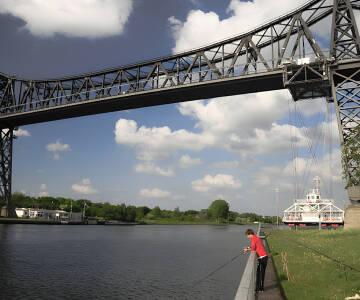 Eine der Hauptattraktionen von Rendsburg ist die historische Eisenbahnbrücke, auch bekannt als Rendsburger Hochbrücke.