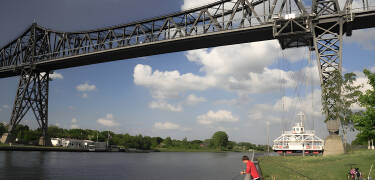 Eine der Hauptattraktionen von Rendsburg ist die historische Eisenbahnbrücke, auch bekannt als Rendsburger Hochbrücke.