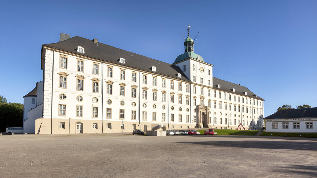 Besök Gottorp Slott med de vackra barockträdgårdarna och tre konstmuseum: landsmuseum för konst, kulturhistoriska och arkeologiska museet.