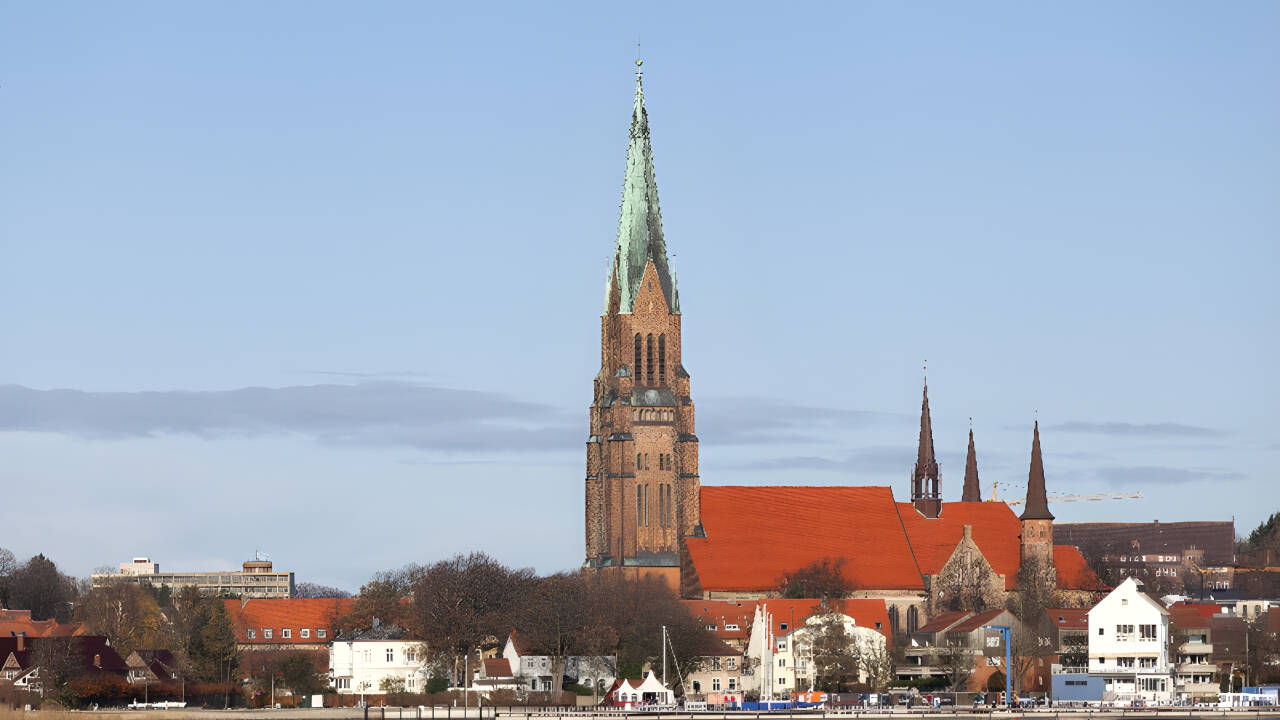 Besök den trevliga staden Slesvig, där ni bland annat kan uppleva stadens vackra katedral.