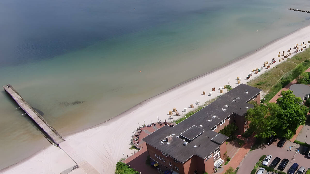 Den mysiga kurorten Eckernförde ligger inte långt från hotellet och här kan ni slappna av på stadens vackra strand.