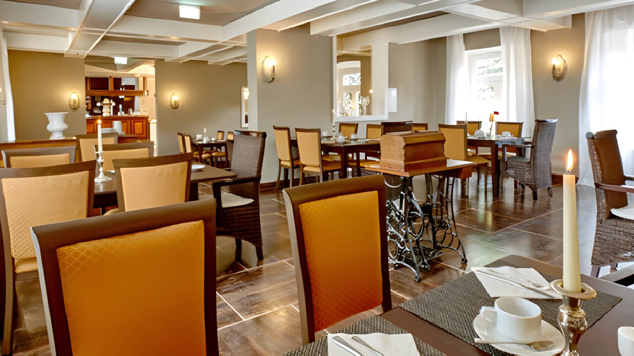 Dere nyter deres frokost i hotellets restaurant, som er innredet med fine, antikke møbler.