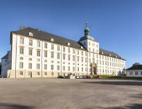Besuchen Sie Schloss Gottorp mit seinen großen Barockgärten und das Nationalmuseum für Kunst, Kulturgeschichte und Archäologie.