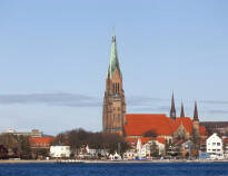 Ta en tur til den hyggelige byen Slesvig, hvor dere bl.a. bør se nærmere på byens flotte katedral.